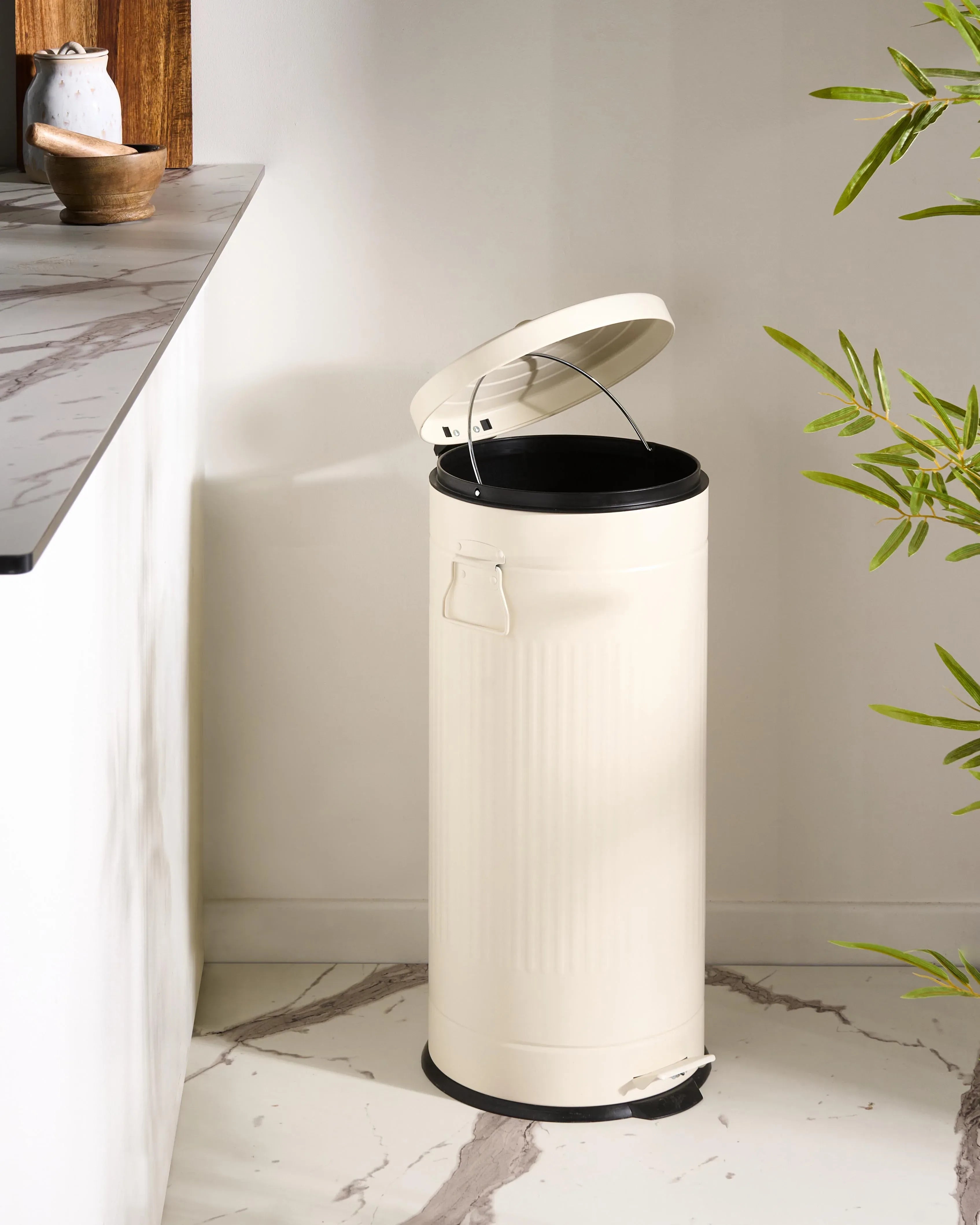 Corbeille à Papier 30 L en Métal Beige – Seau Amovible, Fermeture Amortie, Style Rétro
